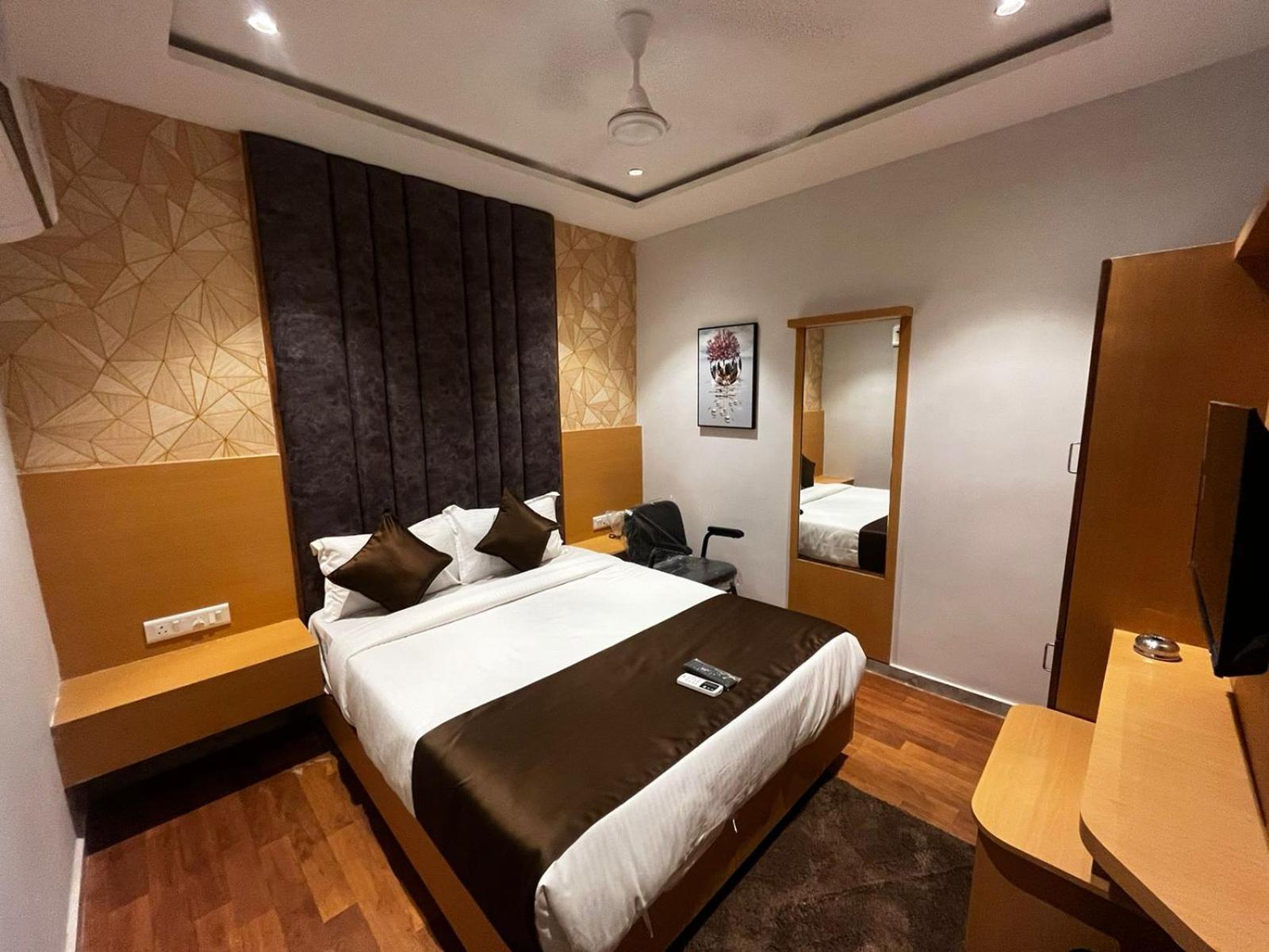 Hotel Phoniex Ahmedabad Bilik gambar