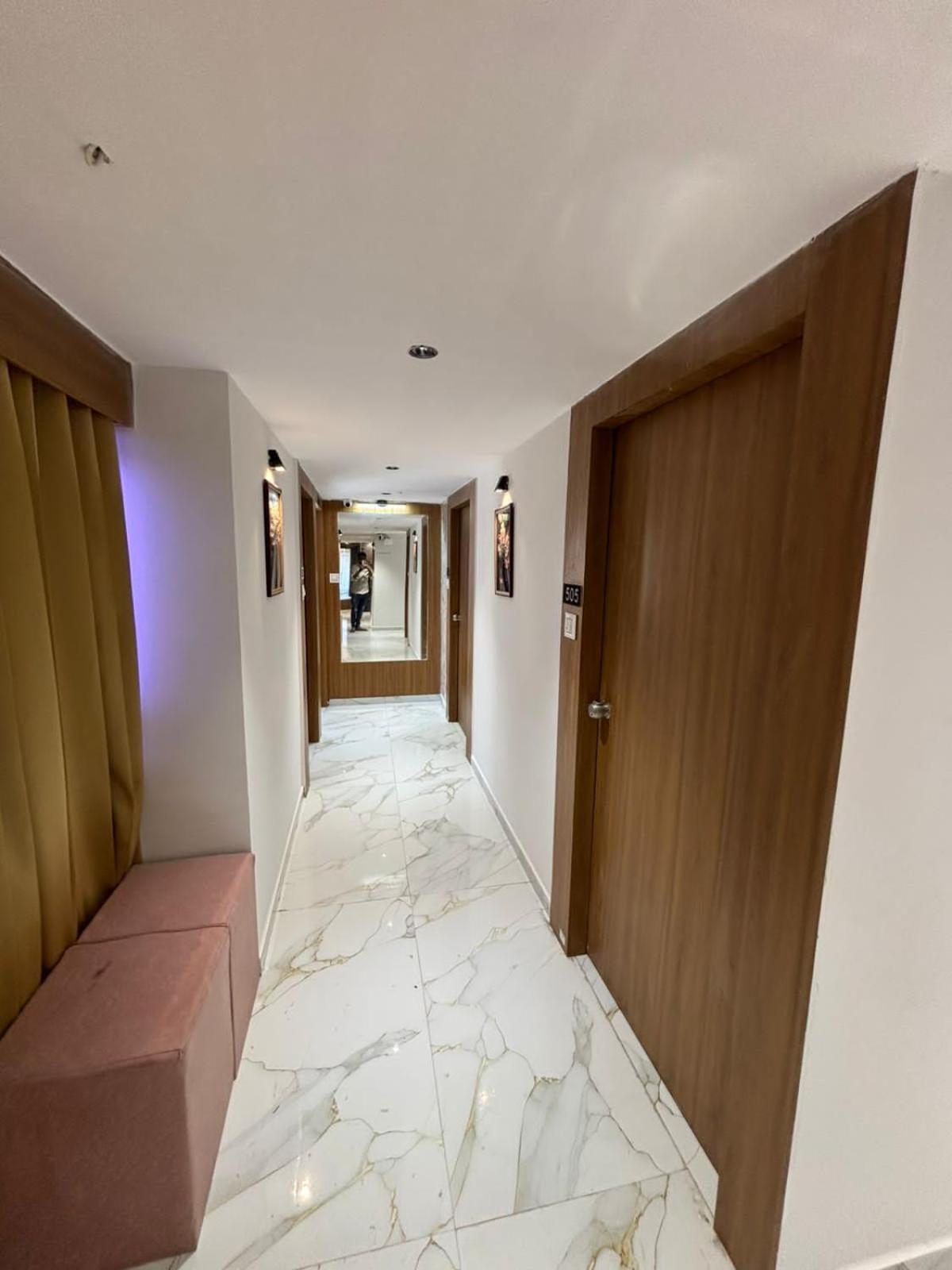 Hotel Phoniex Ahmedabad Luaran gambar