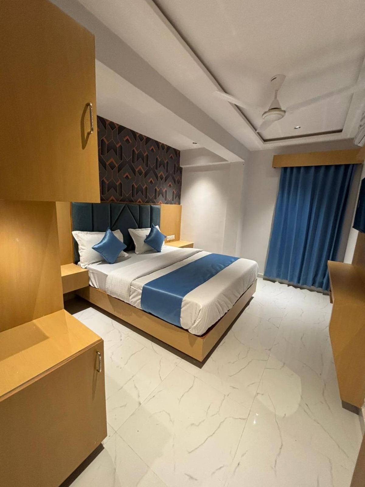 Hotel Phoniex Ahmedabad Luaran gambar
