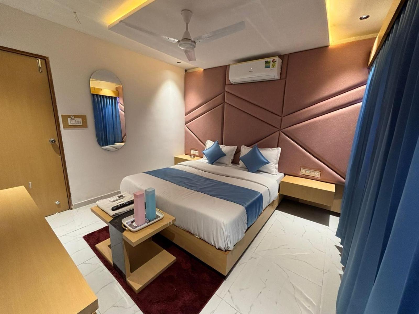 Hotel Phoniex Ahmedabad Luaran gambar