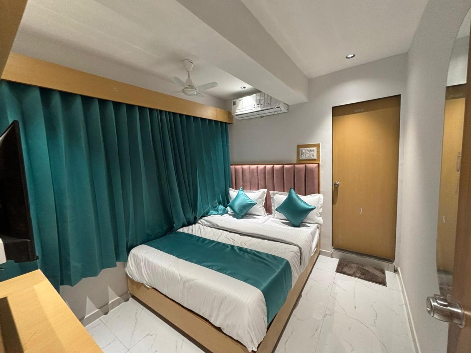 Hotel Phoniex Ahmedabad Luaran gambar