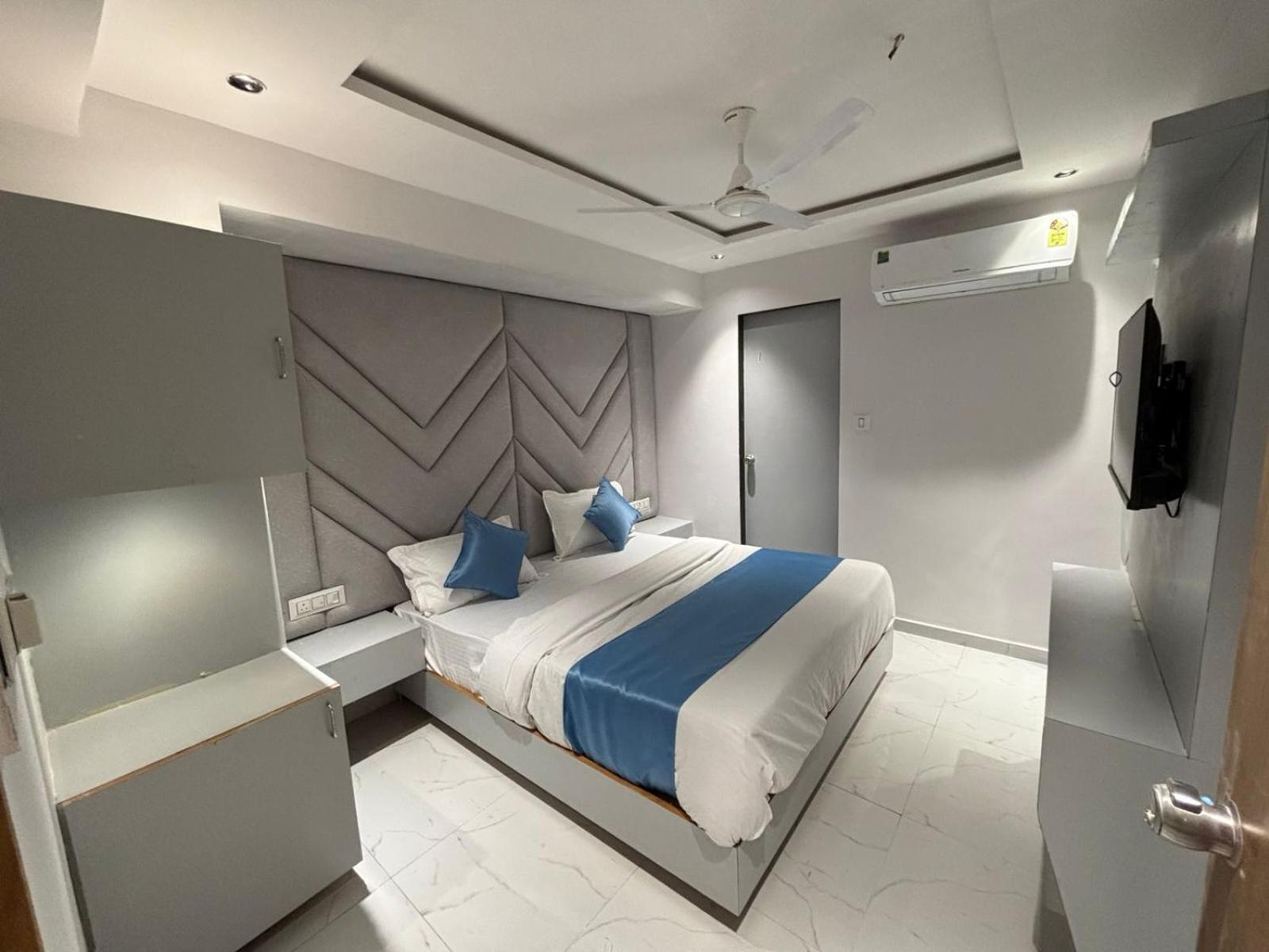 Hotel Phoniex Ahmedabad Luaran gambar