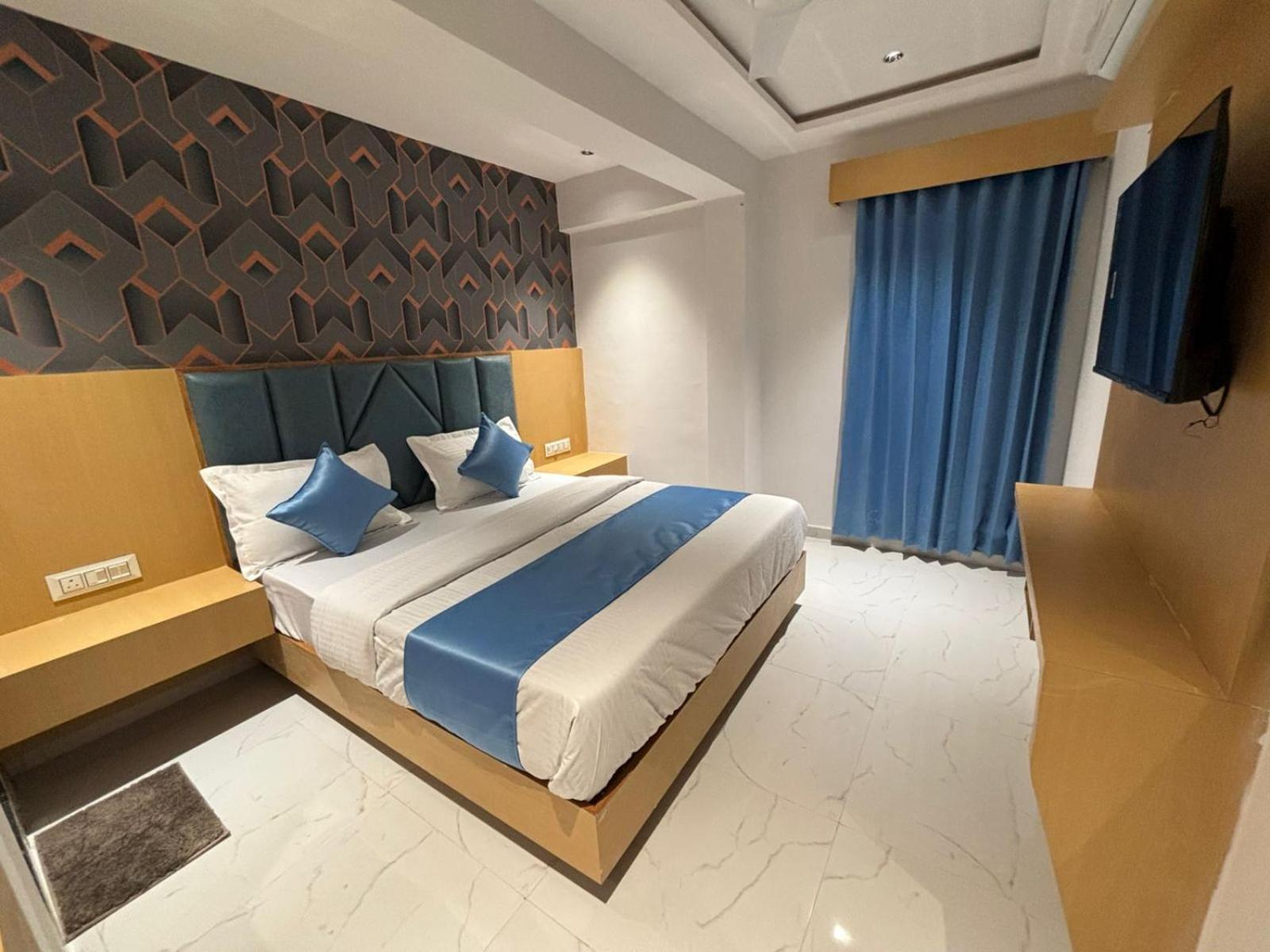 Hotel Phoniex Ahmedabad Luaran gambar